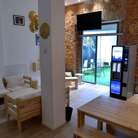 Guitar Hostel Bilbao Bagian luar foto