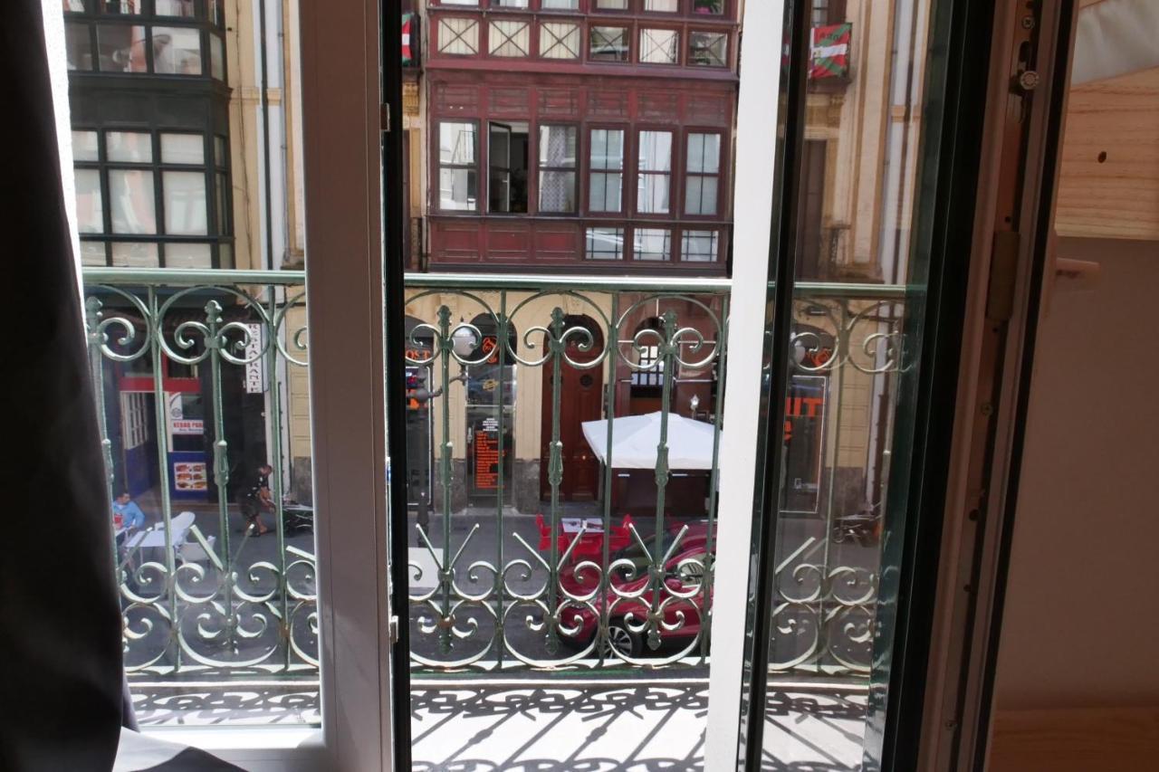 Guitar Hostel Bilbao Bagian luar foto