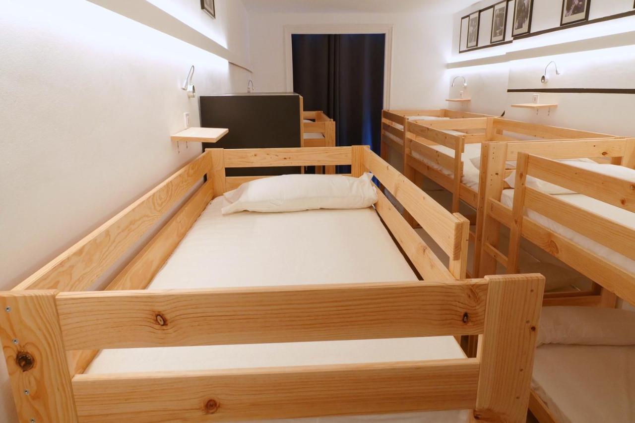 Guitar Hostel Bilbao Bagian luar foto