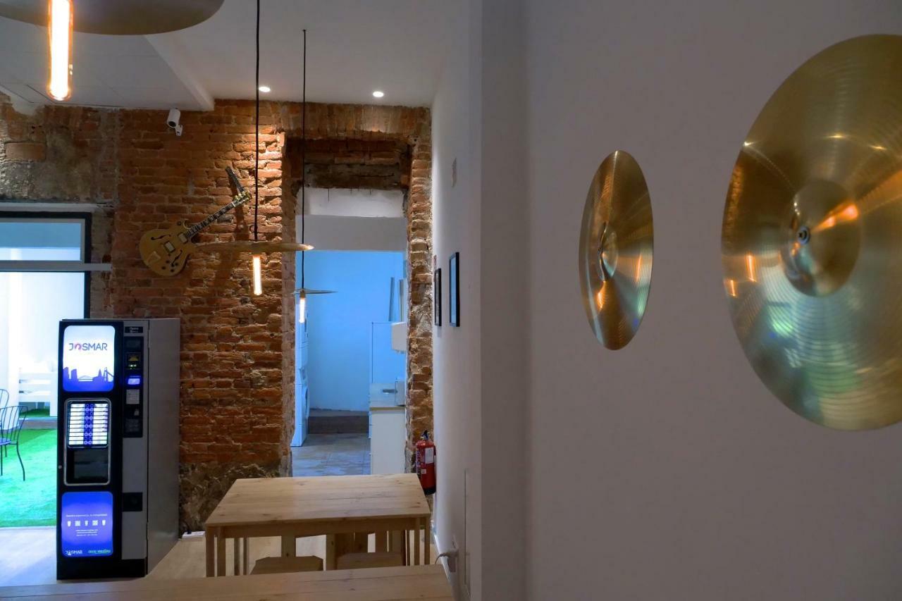 Guitar Hostel Bilbao Bagian luar foto