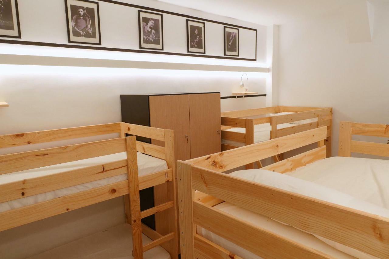 Guitar Hostel Bilbao Bagian luar foto