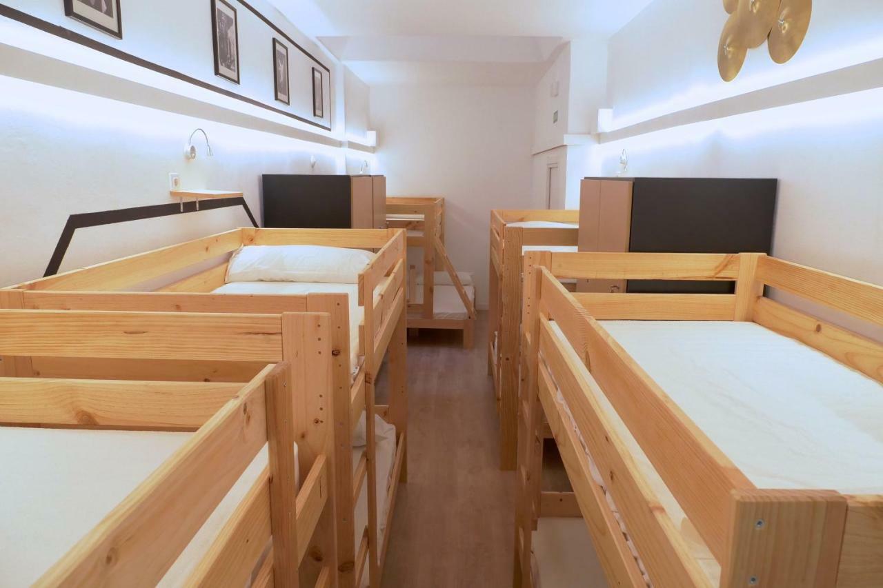 Guitar Hostel Bilbao Bagian luar foto