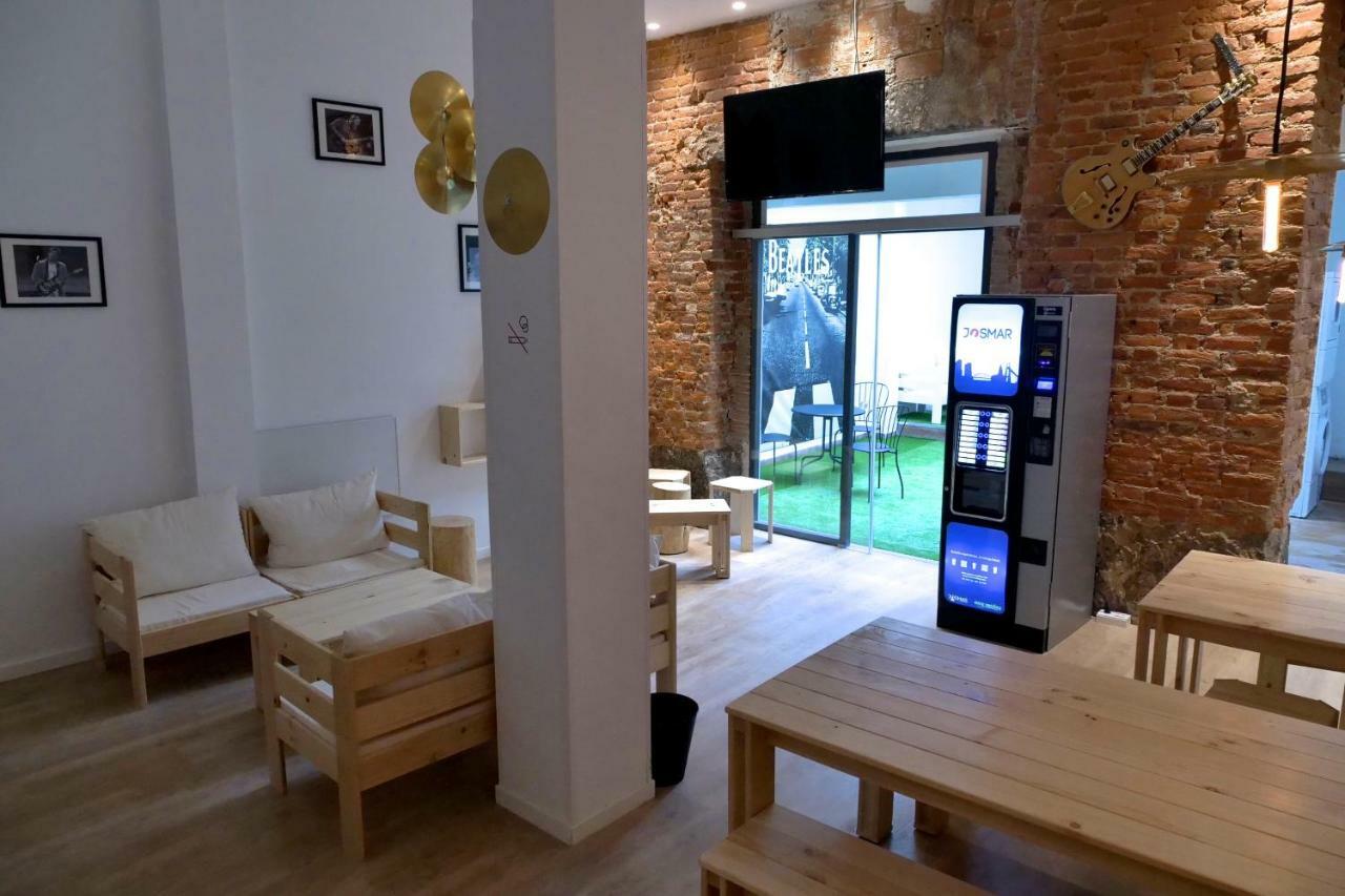Guitar Hostel Bilbao Bagian luar foto